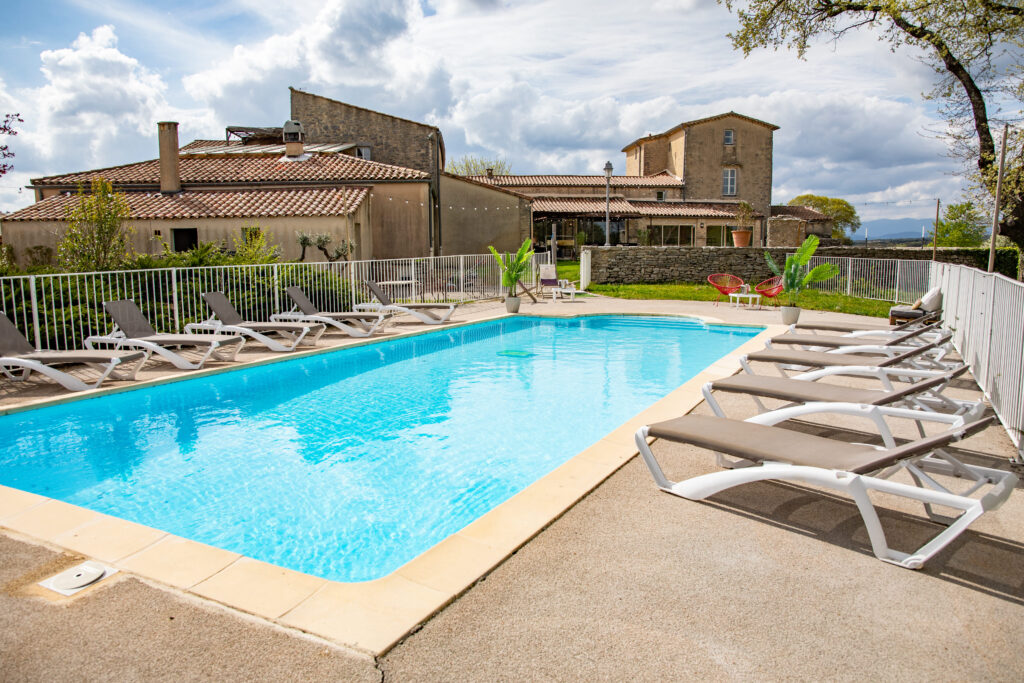 Mas de Baumes à 30 km de Montpellier ou Nîmes. Hôtel, gîtes, restaurant, caveau, mariages, traiteur.