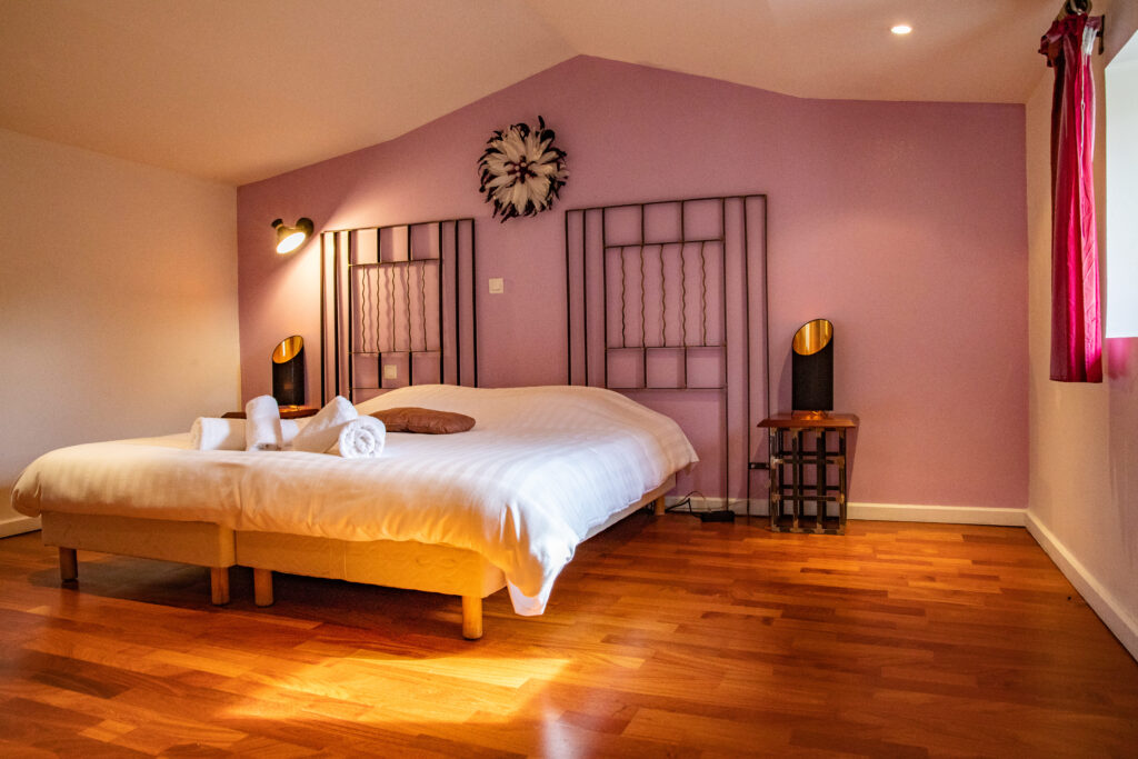 Mas de Baumes à 30 km de Montpellier ou Nîmes. Hôtel, gîtes, restaurant, caveau, mariages, traiteur.