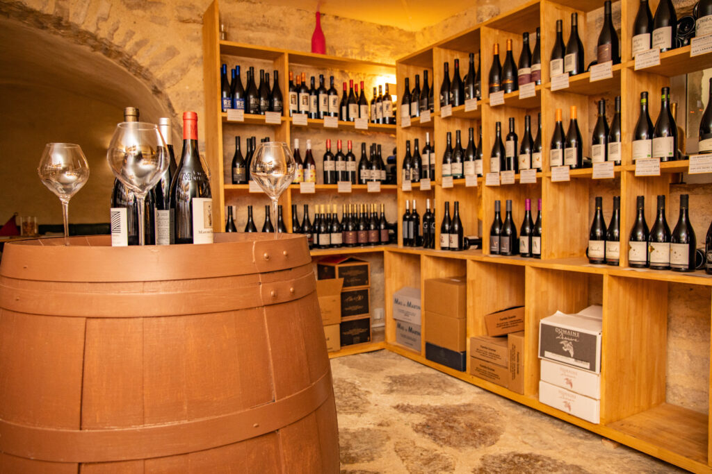 Mas de Baumes à 30 km de Montpellier ou Nîmes. Hôtel, gîtes, restaurant, caveau, mariages, traiteur.